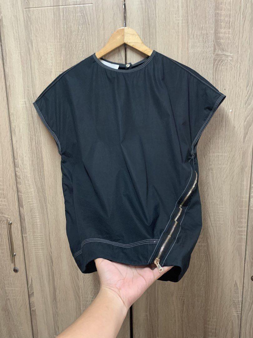 Aquilano•Rimondi Structural Shirt size (Category: Luxury Accessories) located in Bocaue. Submitted by mndzeey (Listing ID 1456467845, Image 3). Description: Aquilano•Rimondi Structural Shirt size Medium to Large Womens Dimensions Width -20 Length -24 As new No issues Made in italy Asymmetrical Zip Contrast Stitching Boxy Silhouette This garment highlights Tommaso Aquilano and Roberto Rimondi's signature approach to structural tailoring and modern