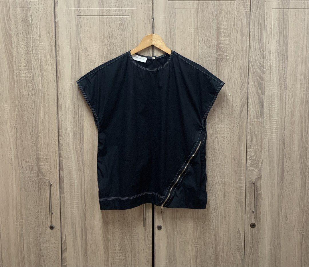 Aquilano•Rimondi Structural Shirt size (Category: Luxury Accessories) located in Bocaue. Submitted by mndzeey (Listing ID 1456467845, Image 1). Description: Aquilano•Rimondi Structural Shirt size Medium to Large Womens Dimensions Width -20 Length -24 As new No issues Made in italy Asymmetrical Zip Contrast Stitching Boxy Silhouette This garment highlights Tommaso Aquilano and Roberto Rimondi's signature approach to structural tailoring and modern