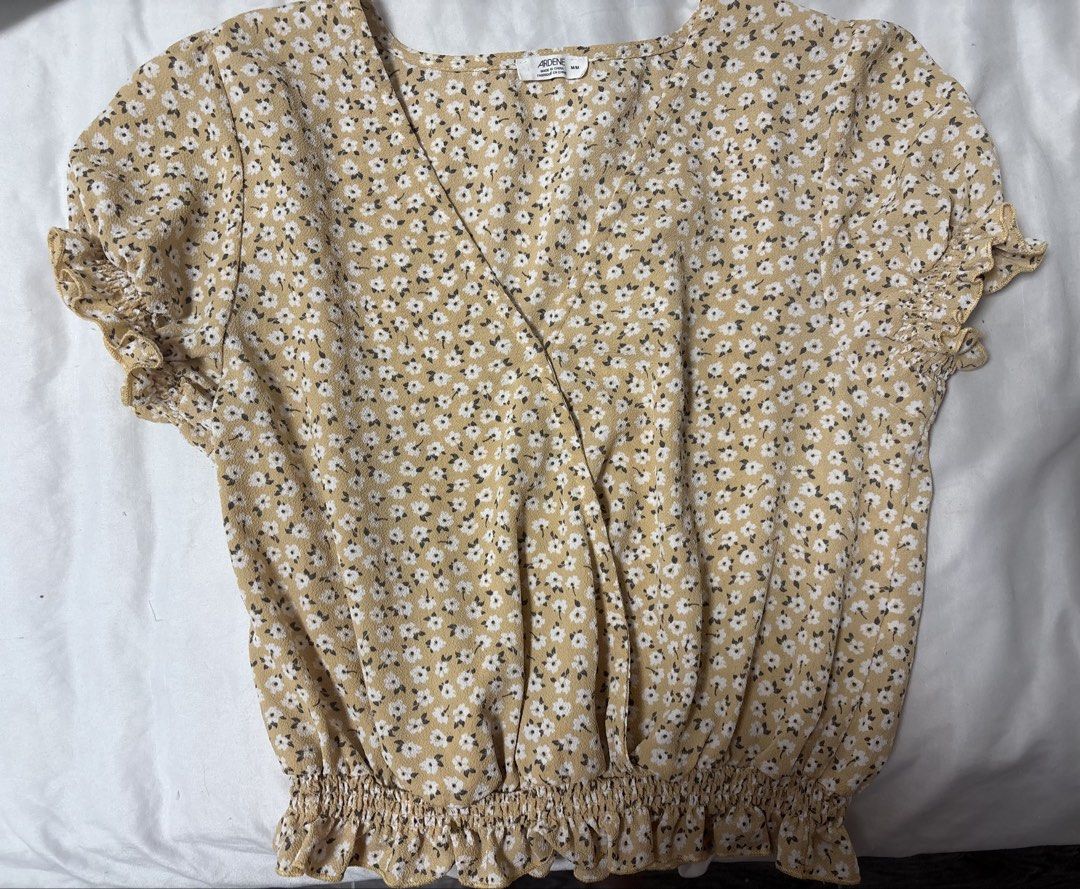 Ardene Floral Top with Puffed Sleeves (Category: Shirts) located in General Trias. Submitted by misousoup (Listing ID 1456462242, Image 1). Description: - Floral top with puff sleeves - Size: Medium - Yellow color - Negotiable.
