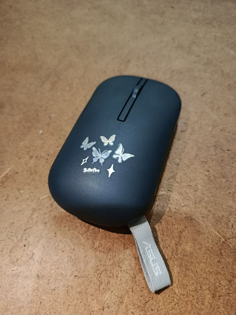 ASUS Marshmallow Mouse MD100 (Category: Mouse & Mousepads) located in Quezon City. Submitted by lymarabello (Listing ID 1456593632, Image 2). Description: ASUS Marshmallow Mouse MD100 w/ Butterflies stickers (without battery). Over a week lang nagamit. Good for personal/home/office use. Wireless, Bluetooth. Orig price: 1,600-1,700 (if you buy online) Rfs: may bago nang mouse.