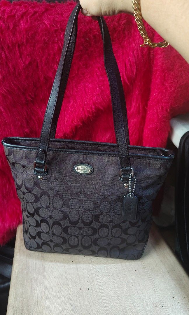 Auth Coach tote bag med size (Category: Luxury Bags & Wallets) located in Las Pinas. Submitted by anna_so2 (Listing ID 1456586535, Image 1). Description: no flaws super gnda pa black na black in person.