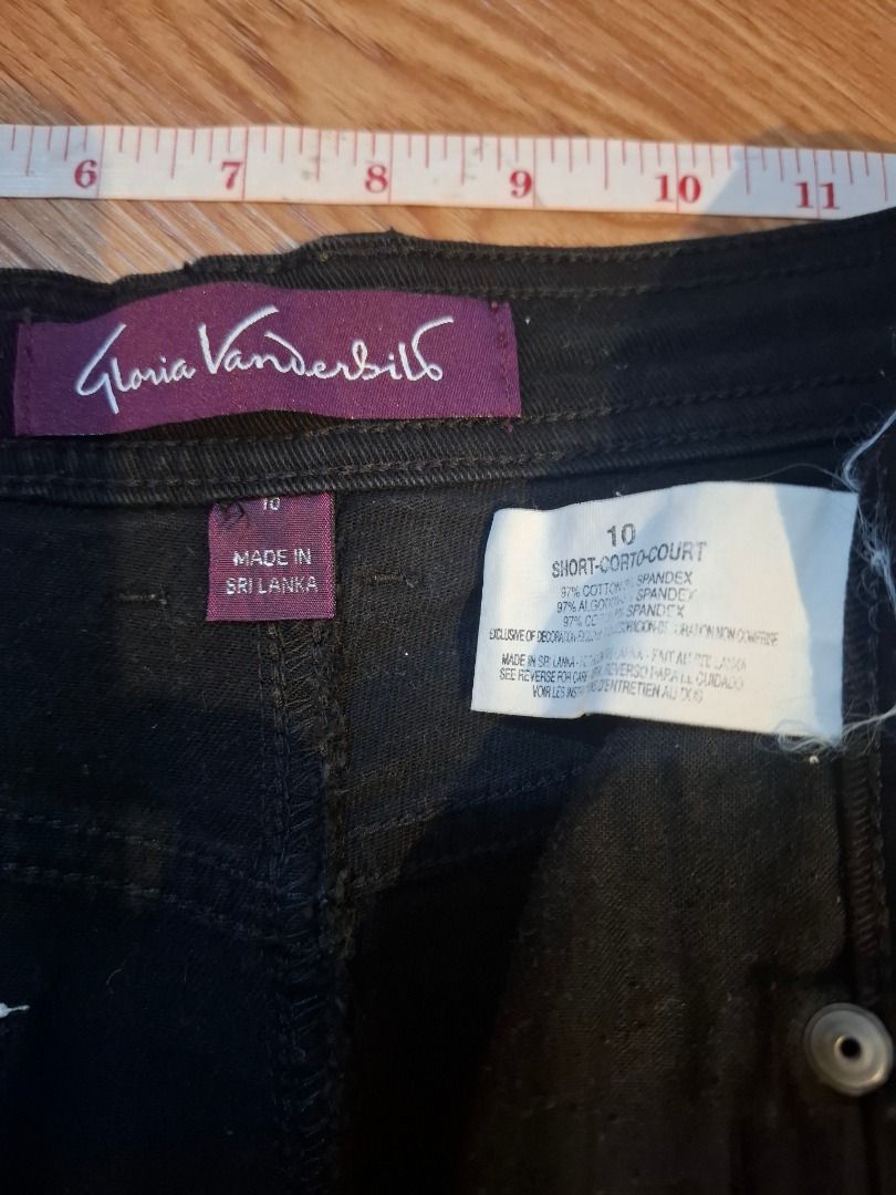 Authentic Gloria Vanderbilt Black Denim Jeans Size 10 Short (Category: Jeans) located in Bacolod City. Submitted by gluisa97 (Listing ID 1456450705, Image 2). Description: No When Worn - Brand: Gloria Vanderbilt - Color: Black - Size: 10 Short - Material: Cotton and spandex blend (for comfort and stretch) - Features: Classic five-pocket style, zipper fly with button closure - Origin: Made in Sri Lanka - Style: Versatile pair of black jeans.