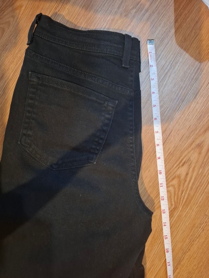 Authentic Gloria Vanderbilt Black Denim Jeans Size 10 Short (Category: Jeans) located in Bacolod City. Submitted by gluisa97 (Listing ID 1456450705, Image 3). Description: No When Worn - Brand: Gloria Vanderbilt - Color: Black - Size: 10 Short - Material: Cotton and spandex blend (for comfort and stretch) - Features: Classic five-pocket style, zipper fly with button closure - Origin: Made in Sri Lanka - Style: Versatile pair of black jeans.