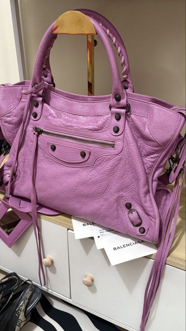 Balenciaga City Authentic (Category: Luxury Bags & Wallets) located in Caloocan City. Submitted by xoxuryam (Listing ID 1456595681, Image 2). Description: - guaranteed authentic - good condition - no to low ballers.
