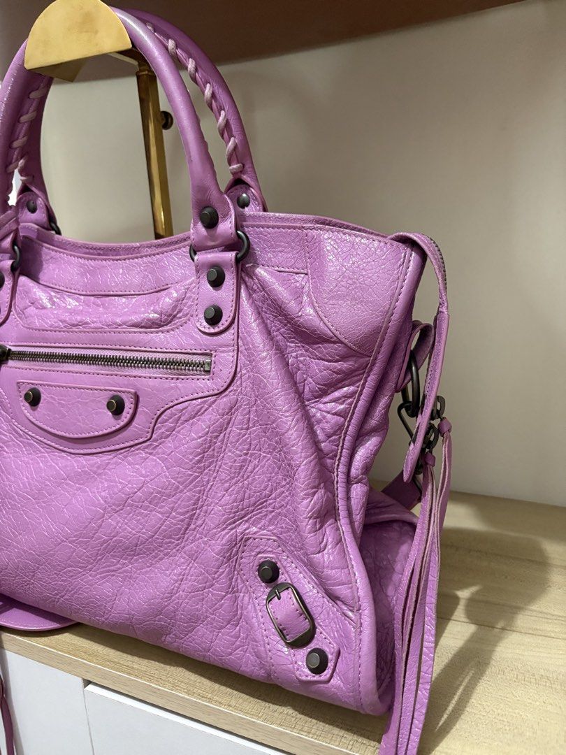 Balenciaga City Authentic (Category: Luxury Bags & Wallets) located in Caloocan City. Submitted by xoxuryam (Listing ID 1456595681, Image 3). Description: - guaranteed authentic - good condition - no to low ballers.