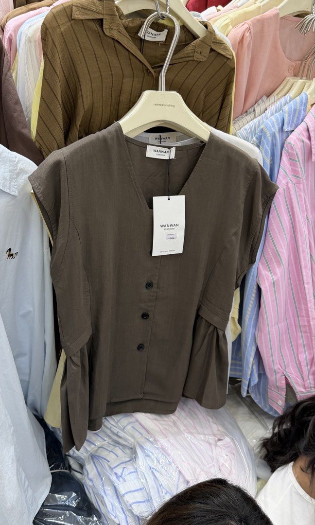 Bangkok clothes (Category: Blouses) located in Dasmarinas. Submitted by preloved_brandedbackup (Listing ID 1456529564, Image 3). Description: Small to xl Brown Whitw.