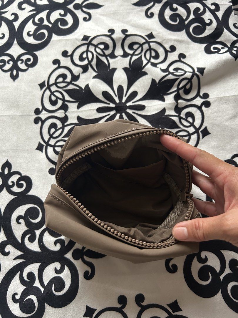 BASH Essentials Daily Sac (Category: Purses & Pouches) located in Quezon City. Submitted by chastnavarrete (Listing ID 1456517605, Image 2). Description: good as new.