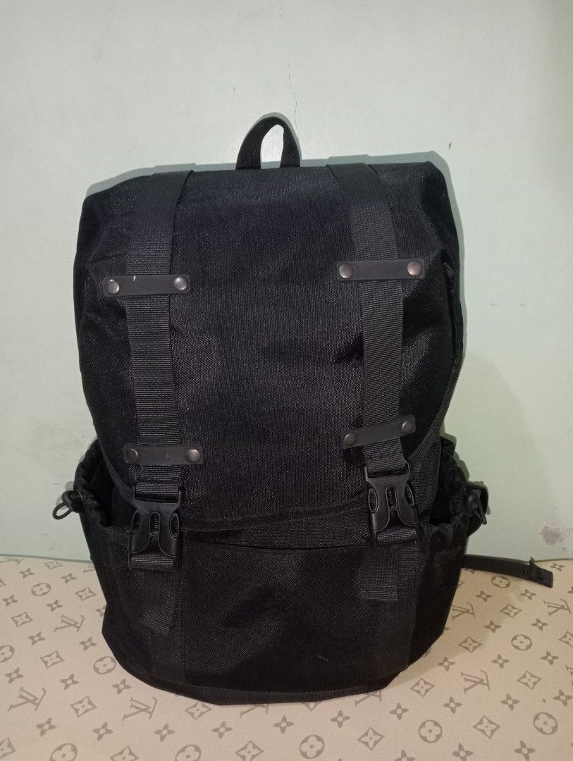 BLACK BACKPACK (medium to large) (Category: Backpacks) located in Naga. Submitted by declutter_it (Listing ID 1456594418, Image 2). Description: Travel backpack/ School backpack Very Good Condition spacious bag kasya laptop and clothes. Flaws: Missing chest lock buckle yung sa may strap..