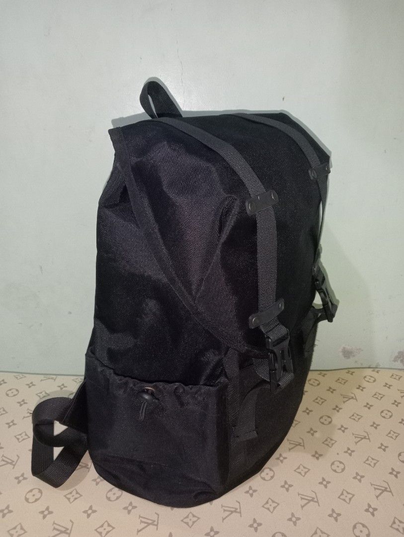 BLACK BACKPACK (medium to large) (Category: Backpacks) located in Naga. Submitted by declutter_it (Listing ID 1456594418, Image 3). Description: Travel backpack/ School backpack Very Good Condition spacious bag kasya laptop and clothes. Flaws: Missing chest lock buckle yung sa may strap..