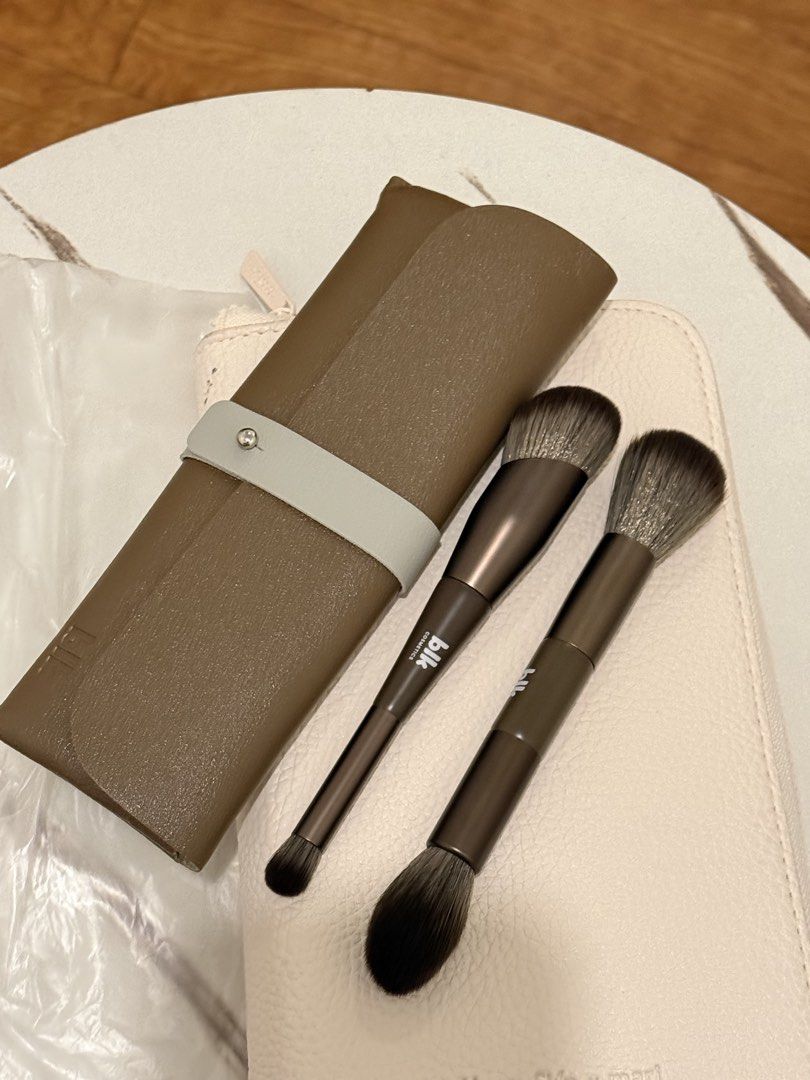BLK x bash brushes + case (Category: Makeup) located in Quezon City. Submitted by quirksandcurls (Listing ID 1456599419, Image 3). Description: No labels on brushes but can be used as: - Foundation/concealer brush - Blush/finishing powder brush Includes case .