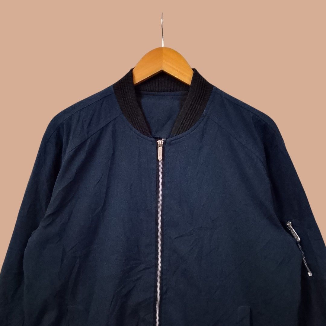 Bomber Jacket (Category: Coats, Jackets and Outerwear) located in Machang. Submitted by worthitstore (Listing ID 1456538747, Image 2). Description: pit/labuh : 23/28 warna hitam kehijauan notes : harga tidak termasuk pos 🔴10.