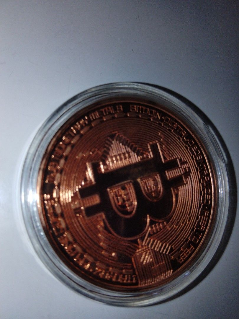 Bronze Bitcoin (Category: Currency) located in Singapore. Submitted by brightcat.fce498 (Listing ID 1456489621, Image 10). Description: - Bronze Bitcoin coin - Features intricate circuit board design - Iconic Bitcoin logo visible - Great for collectors and crypto enthusiasts - Meetup available at Blk 986C Buangkok Crescent.