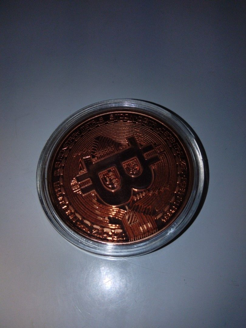 Bronze Bitcoin (Category: Currency) located in Singapore. Submitted by brightcat.fce498 (Listing ID 1456489621, Image 7). Description: - Bronze Bitcoin coin - Features intricate circuit board design - Iconic Bitcoin logo visible - Great for collectors and crypto enthusiasts - Meetup available at Blk 986C Buangkok Crescent.