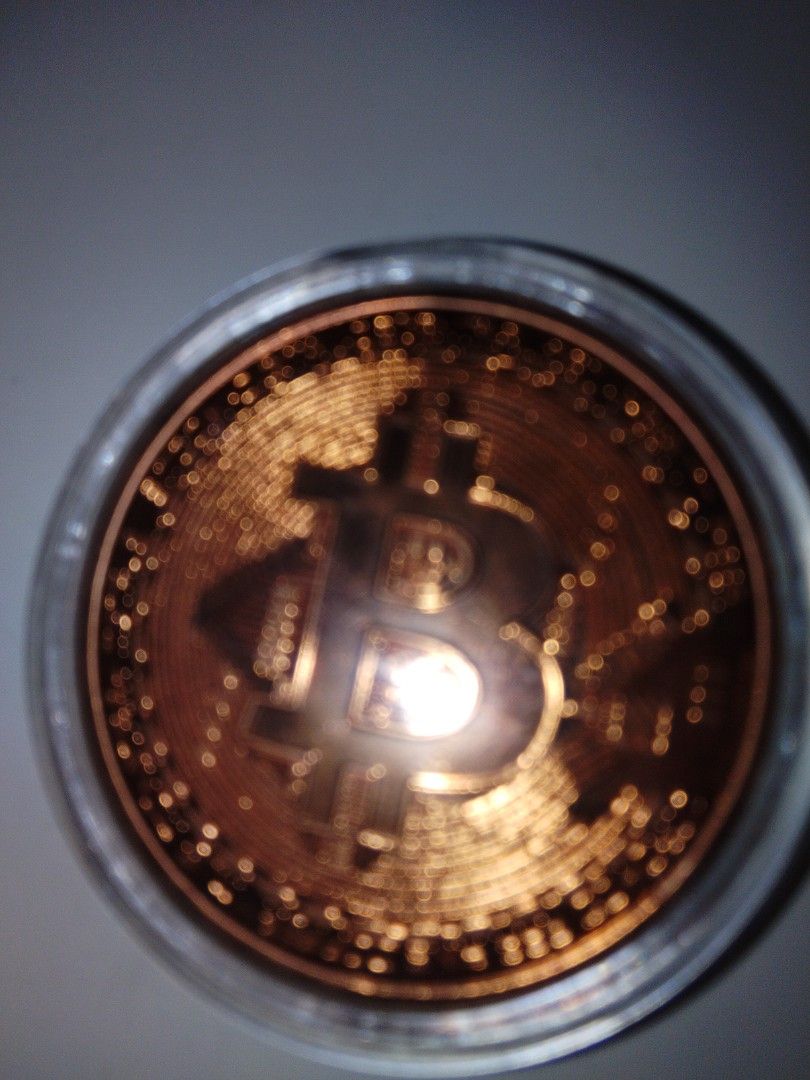 Bronze Bitcoin (Category: Currency) located in Singapore. Submitted by brightcat.fce498 (Listing ID 1456489621, Image 3). Description: - Bronze Bitcoin coin - Features intricate circuit board design - Iconic Bitcoin logo visible - Great for collectors and crypto enthusiasts - Meetup available at Blk 986C Buangkok Crescent.
