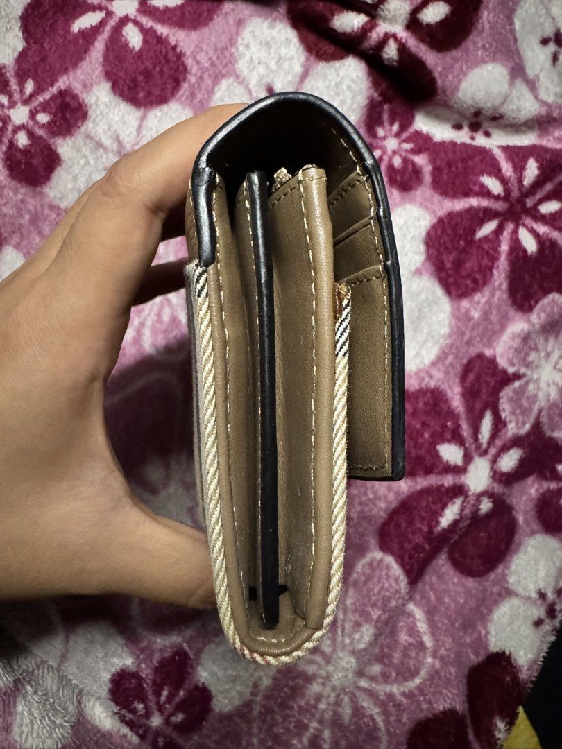 Burberry long wallet (Category: Luxury Bags & Wallets) located in General Mariano Alvarez. Submitted by margie.gadil (Listing ID 1456562265, Image 3). Description: Authentic Burberry Long wallet Issue: may tanggal na tahi lang sa card slot but all in all okay pa po. Rfs: Need Funds!.