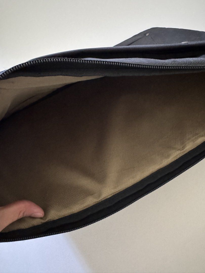 Case Logic Black Laptop Sleeve 16” (Category: Laptop Bags & Sleeves) located in Meycauayan. Submitted by danideteci.50 (Listing ID 1456519348, Image 3). Description: Rfs: i got a new laptop case .