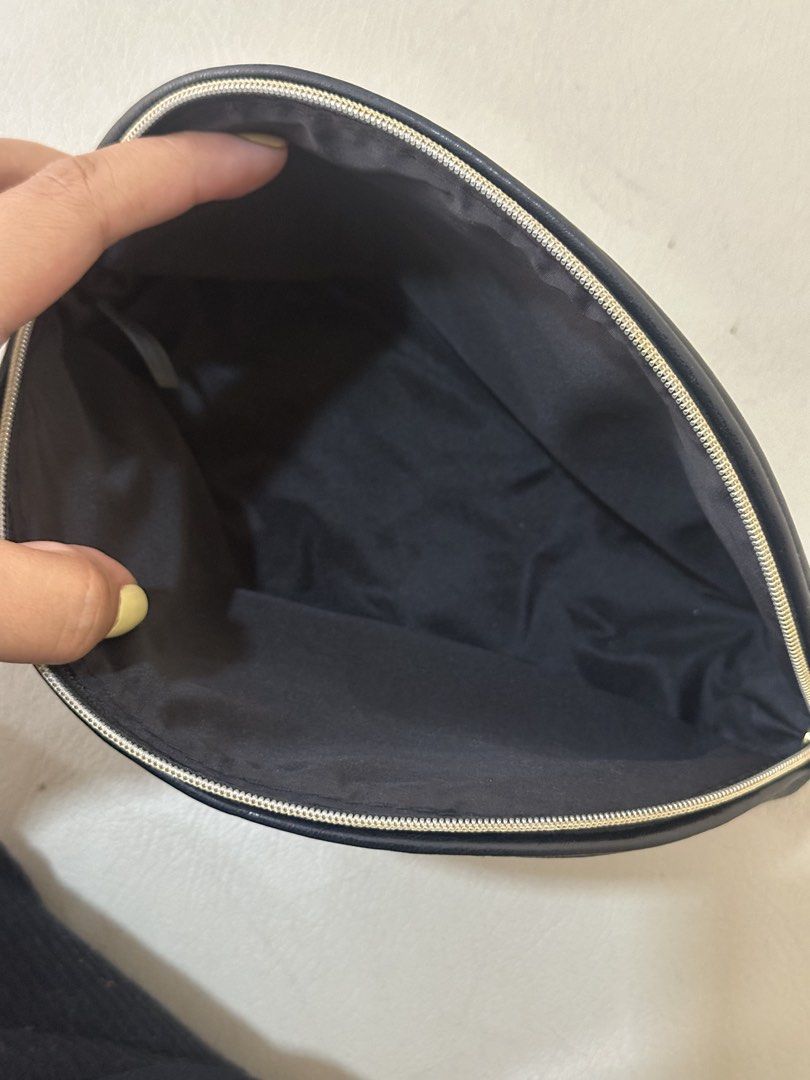 Chanel Makeup Pouch (Category: Purses & Pouches) located in Quezon City. Submitted by andyclave (Listing ID 1456501815, Image 3). Description: .