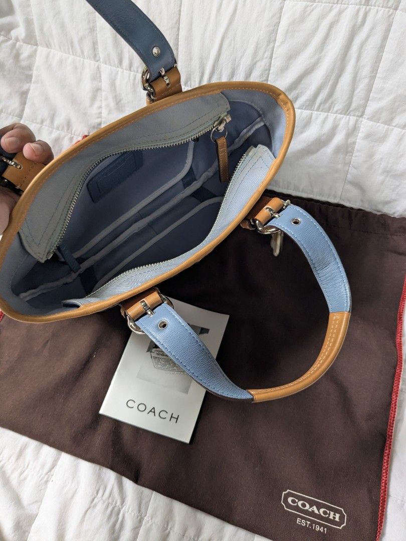 Coach Daisy Denim Hampton Series Canvas Hand Bag (Category: Luxury Bags & Wallets) located in Quezon City. Submitted by nnncorner (Listing ID 1456532958, Image 2). Description: Original Coach Daisy Denim Hampton Series Canvas Hand Bag 100% ORIGINAL Good as new Clean inside and outside Complete set with Dust Bag and Care Card Rare and Limited Edition Sold overseas only. Super chic and unique style Handle - 6 inches Height - 7 inches Upper Width - 