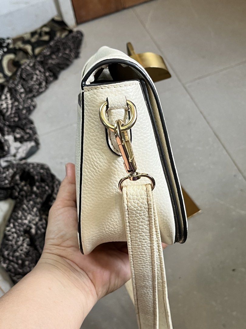 Coach Saddle leather small (Category: Luxury Bags & Wallets) located in Cebu City. Submitted by nbetcuban007trendyfinds (Listing ID 1456428115, Image 3). Description: Coach Crossbody Bag with logo Gold Hardware /Great condition **Missing: original sling kaya sale nalang ito , I will provide replacement sling strap with same color Refined pebble leather Inside multifunction pockets Magnetic snap closure, fabric lining/Outside open pocket Detachabl