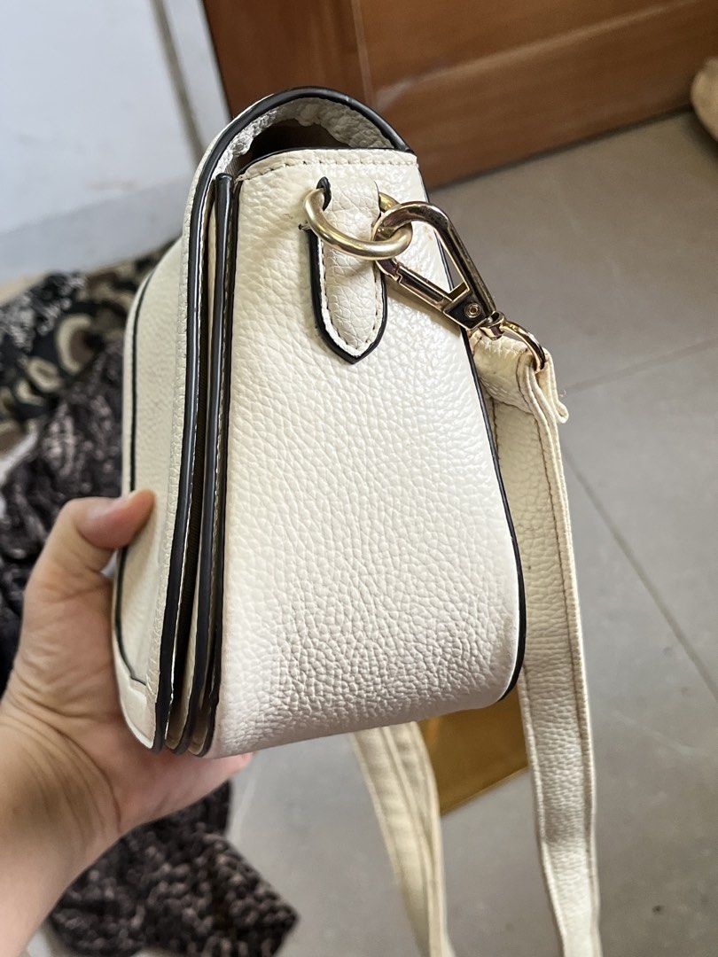 Coach Saddle leather small (Category: Luxury Bags & Wallets) located in Cebu City. Submitted by nbetcuban007trendyfinds (Listing ID 1456428115, Image 2). Description: Coach Crossbody Bag with logo Gold Hardware /Great condition **Missing: original sling kaya sale nalang ito , I will provide replacement sling strap with same color Refined pebble leather Inside multifunction pockets Magnetic snap closure, fabric lining/Outside open pocket Detachabl