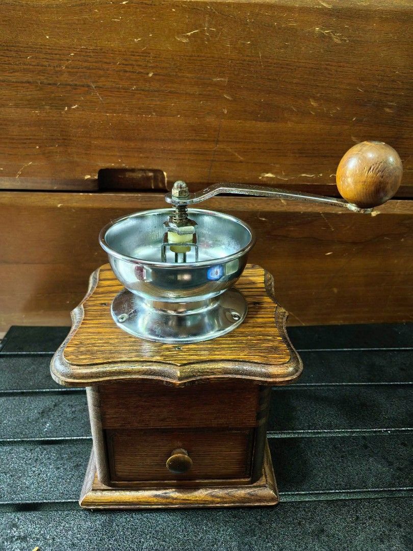 Coffee Grinder - Vintage KONO (Category: Coffee & Tea Tableware) located in Cebu City. Submitted by dudes_villanueva (Listing ID 1456484407, Image 1). Description: Coffee Grinder - Vintage KONO (KONOS) 📌 Manual coffee grinder produced by the Coffee Syphon Co., Ltd. (珈琲サイフォン株式会社) in Japan. 📌 Brand/Maker: KONO / Coffee Syphon Co. (famous for traditional Japanese coffee equipment and cone drippers). 📌 Details: The green plate on the wooden base f