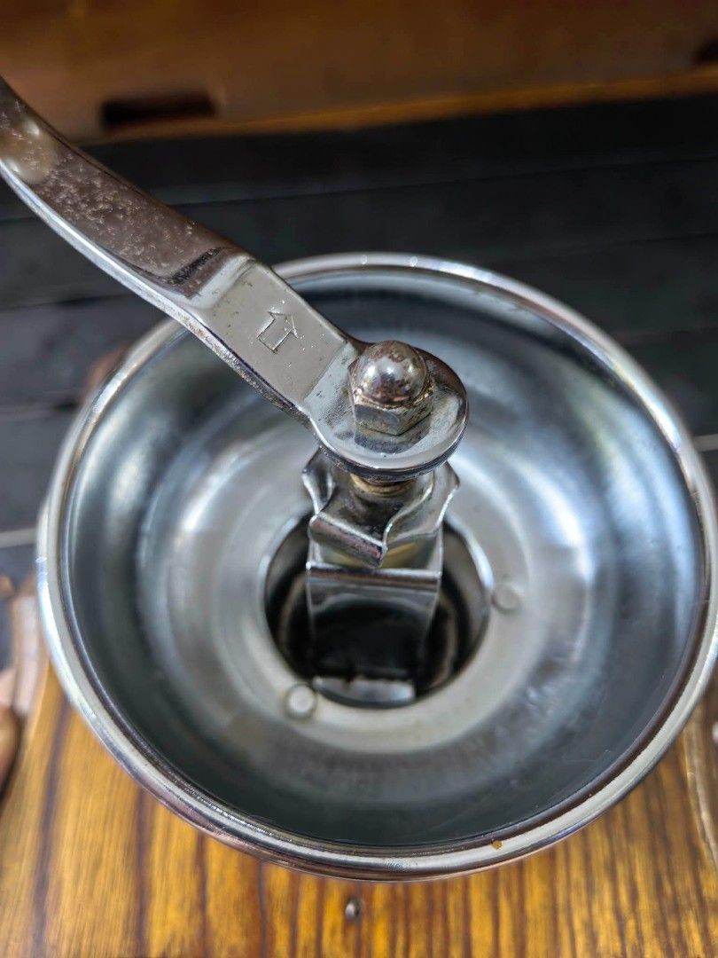 Coffee Grinder - Vintage KONO (Category: Coffee & Tea Tableware) located in Cebu City. Submitted by dudes_villanueva (Listing ID 1456484407, Image 3). Description: Coffee Grinder - Vintage KONO (KONOS) 📌 Manual coffee grinder produced by the Coffee Syphon Co., Ltd. (珈琲サイフォン株式会社) in Japan. 📌 Brand/Maker: KONO / Coffee Syphon Co. (famous for traditional Japanese coffee equipment and cone drippers). 📌 Details: The green plate on the wooden base f