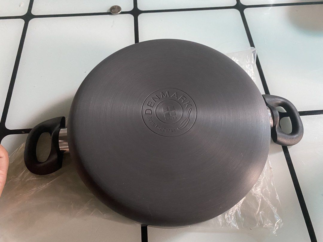 DENMARK Non-stock Cooking Pot 24cm (Category: Cookware & Accessories) located in San Pablo. Submitted by dolceamoreytu (Listing ID 1456446814, Image 2). Description: DENMARK NON STICK COOKING POT WITH LID 24 cm.