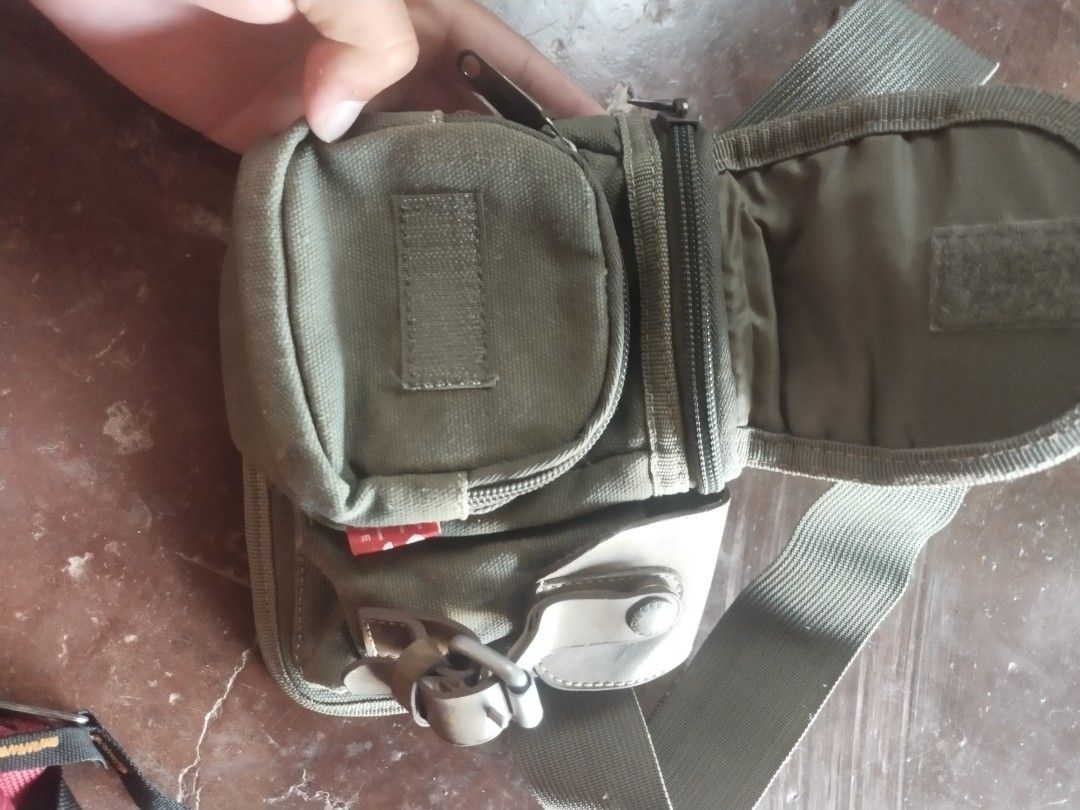 Diesel Born Planet Ocean Studio Waist Bag (Category: Cross-body Bags) located in Valencia. Submitted by coolwolf_27a64f (Listing ID 1456436122, Image 2). Description: - Olive green Diesel waist bag - Multiple zippered compartments for organization - Adjustable strap with buckle closure for a custom fit - Durable canvas material for long-lasting use - Perfect for hands-free carrying of essentials - Shows some signs of wear but remains in good, fun