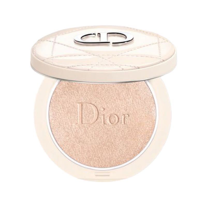 Dior Foever Couture Luminizer Highlighter Powder (Category: Makeup) located in Pasig City. Submitted by holllyyyy (Listing ID 1456577694, Image 1). Description: Gently used. 01 Nude Glow. RFS: Decluttering.