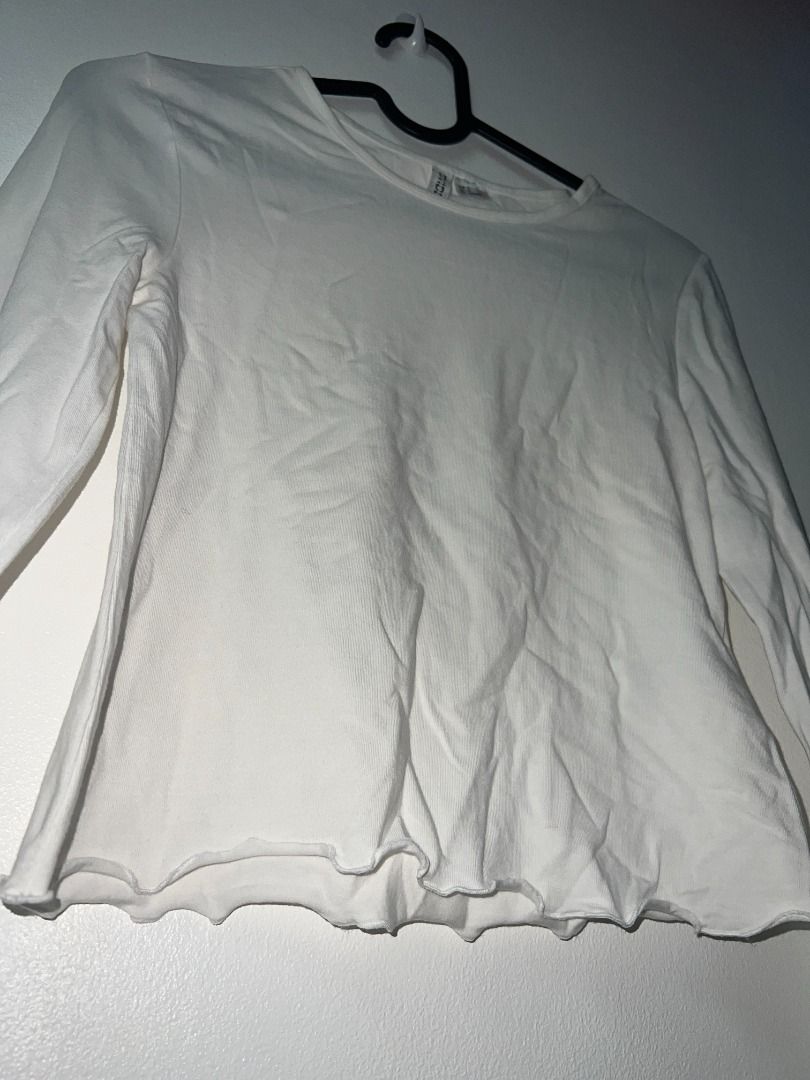 Divided by H&M White Lettuce Hem Long Sleeve Top (Category: Longsleeves) located in Pasig City. Submitted by sqfund (Listing ID 1456549733, Image 3). Description: ✨Excellent condition✨ - White long sleeve top from Divided by H&M - Size: SMALL - Lettuce hem detail on sleeves and bottom - Soft and comfortable fabric ____________________________________________________________________ MOP: GCash / BDO Open to reasonable offers for bundled purchases!