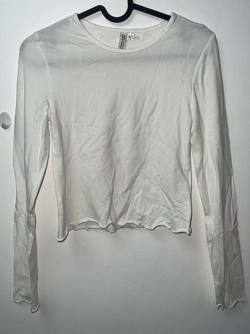 Divided by H&M White Lettuce Hem Long Sleeve Top (Category: Longsleeves) located in Pasig City. Submitted by sqfund (Listing ID 1456549733, Image 1). Description: ✨Excellent condition✨ - White long sleeve top from Divided by H&M - Size: SMALL - Lettuce hem detail on sleeves and bottom - Soft and comfortable fabric ____________________________________________________________________ MOP: GCash / BDO Open to reasonable offers for bundled purchases!