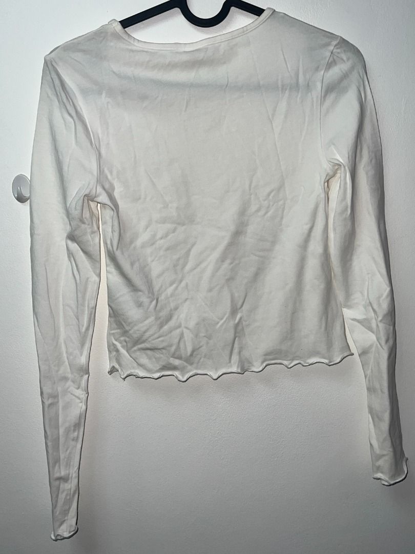 Divided by H&M White Lettuce Hem Long Sleeve Top (Category: Longsleeves) located in Pasig City. Submitted by sqfund (Listing ID 1456549733, Image 2). Description: ✨Excellent condition✨ - White long sleeve top from Divided by H&M - Size: SMALL - Lettuce hem detail on sleeves and bottom - Soft and comfortable fabric ____________________________________________________________________ MOP: GCash / BDO Open to reasonable offers for bundled purchases!