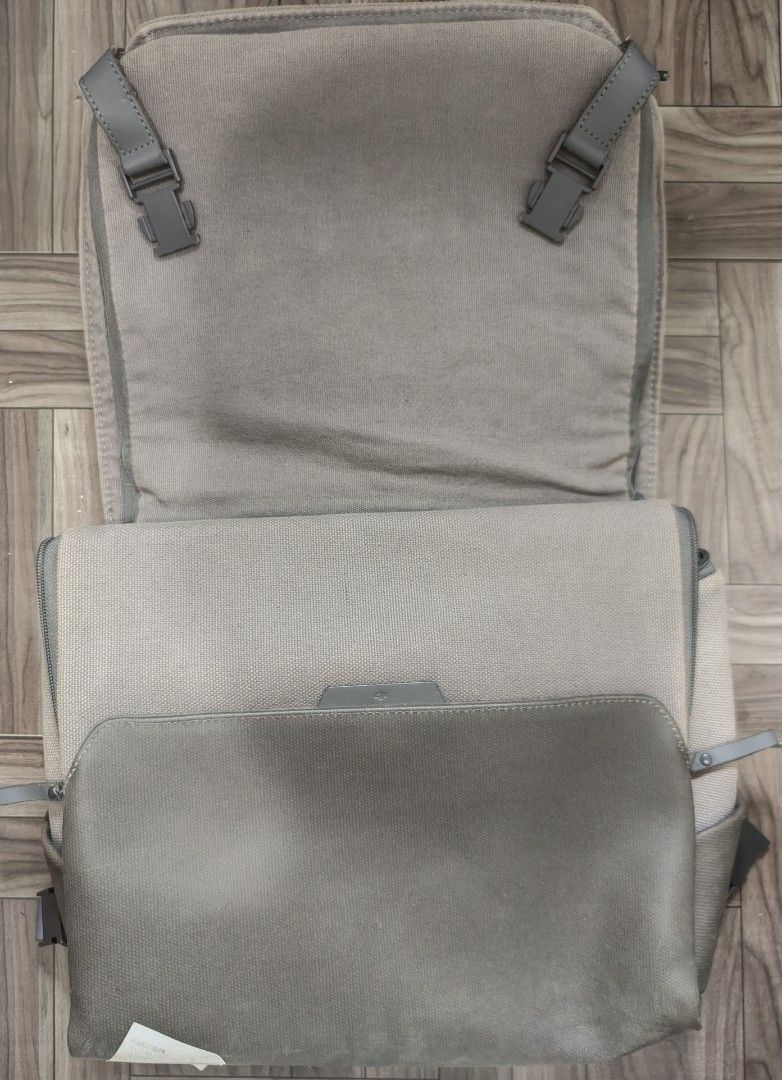 DJI Mavic 3 Convertable Carrying Bag (Category: Camera Bags & Carriers) located in Quezon City. Submitted by thriftstershop (Listing ID 1456502481, Image 2). Description: Brand: DJI Condition: Excellent Issue: May medyo worn out ba sa handle (check photo) need also wash. Meet up: Trinoma or LRT Anonas Shipping: LBC - Weekdays J&T - Weekends.