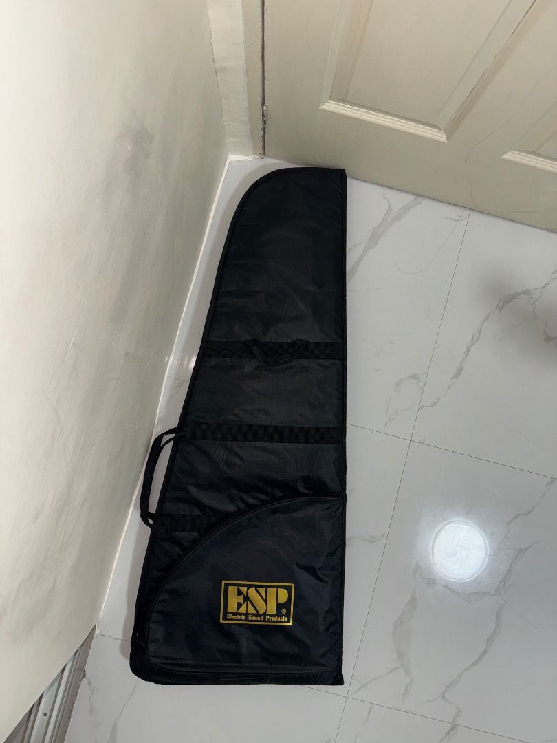 ESP Padded Gig Bag/Case (Category: Musical Instruments) located in Carmona. Submitted by r.redone (Listing ID 1456479123, Image 2). Description: - Black ESP gig bag for electric guitars/fits some bass (see length) - Front pocket for accessories - Padded interior with velcro strap for neck security - Adjustable shoulder strap and carrying handles - Provides good protection for your instrument Length : is around 110-114cm Width : 44 cm.