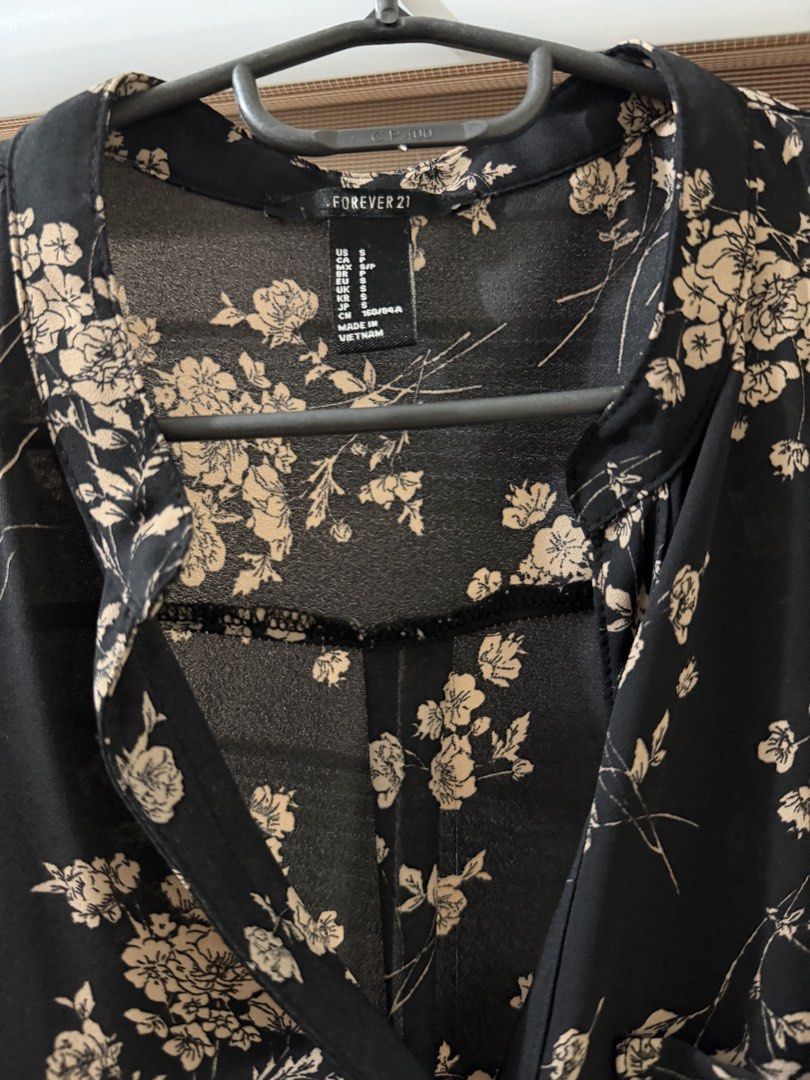 F21 Long Sleeve Black Floral Sheer Blouse (Category: Blouses) located in Antipolo. Submitted by jaot19 (Listing ID 1456570182, Image 2). Description: - Extended-length blouse.