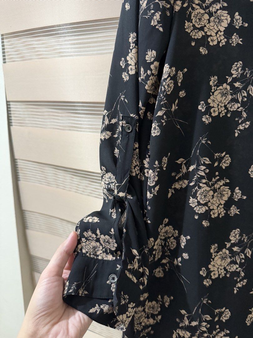 F21 Long Sleeve Black Floral Sheer Blouse (Category: Blouses) located in Antipolo. Submitted by jaot19 (Listing ID 1456570182, Image 3). Description: - Extended-length blouse.