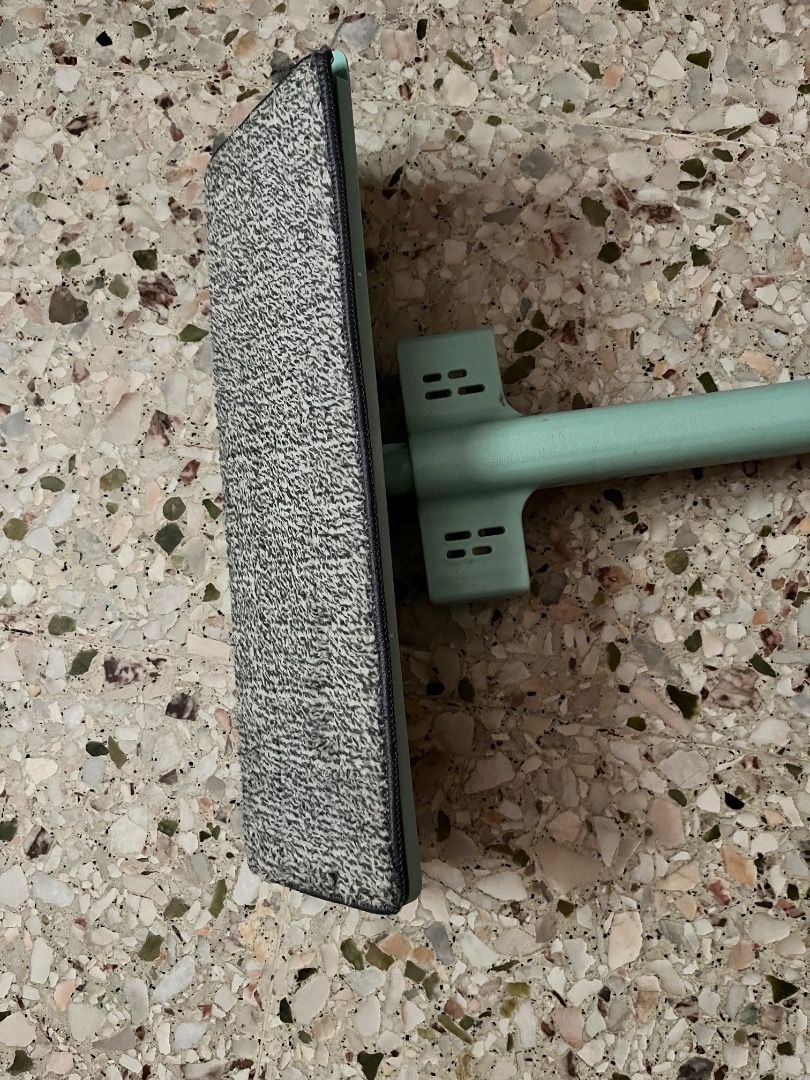 Flat mop (Category: Cleaning Tools & Supplies) located in Singapore. Submitted by kth7373 (Listing ID 1456463473, Image 2). Description: Flat mop .