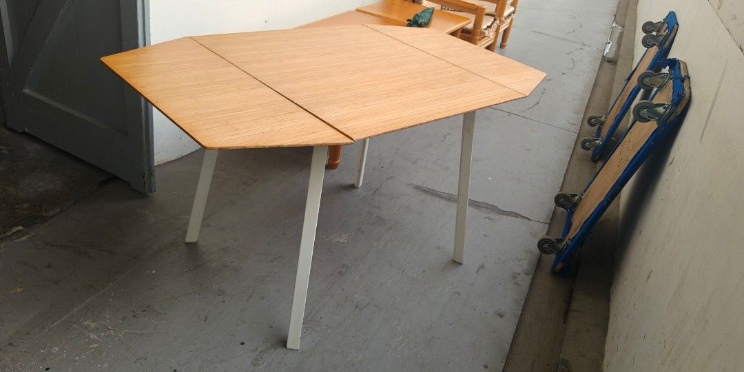 Foldable table (Category: Tables & Sets) located in Singapore. Submitted by hongyangsg (Listing ID 1456442083, Image 2). Description: .