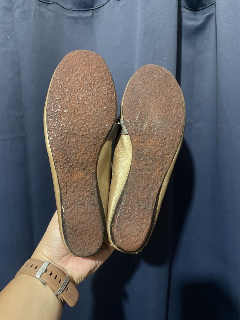 Francesca Gold Ballet Flats Size 7 (Category: Flats & Sandals) located in Caloocan City. Submitted by jetcon (Listing ID 1456541936, Image 3). Description: - Gold ballet flats from Francesca - Size 7 - Minor wear on insoles and straps - Soles in decent condition - Suitable for casual wear Gcash payment 1st + SF SF rates: 65 for NCR 85 for Luzon 100 for VisMin Ship via J&T Other option: Shapi Checkout Payment 1st gcash Will send link after confirm