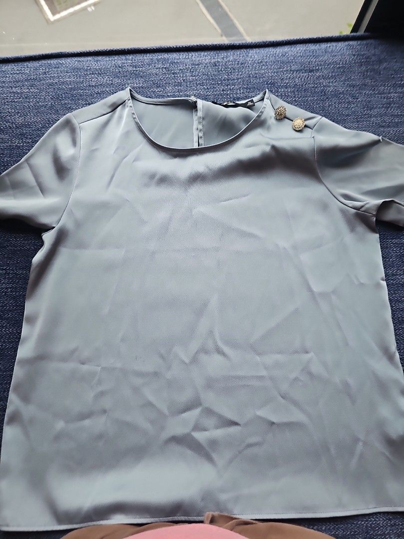 G2000 blouse (Category: Blouses) located in Singapore. Submitted by nonoy1222 (Listing ID 1456476868, Image 1). Description: .
