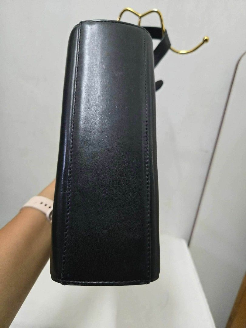 Authentic Givenchy （分類：手袋及銀包）位於 Hong Kong。 由 live.molly 提交（商品編號 1456519370，圖片 3）。簡介： Hey there! Up for grabs is this gorgeous pre-loved Givenchy shoulder bag. It's made from beautiful black leather and has that classic Givenchy elegance. You can see the iconic gold emblem on the front, and it's got a handy top handle and a detachable strap so you can wear it however you like. The inside is nicely organized with a zip pocket. It's a timeless piece