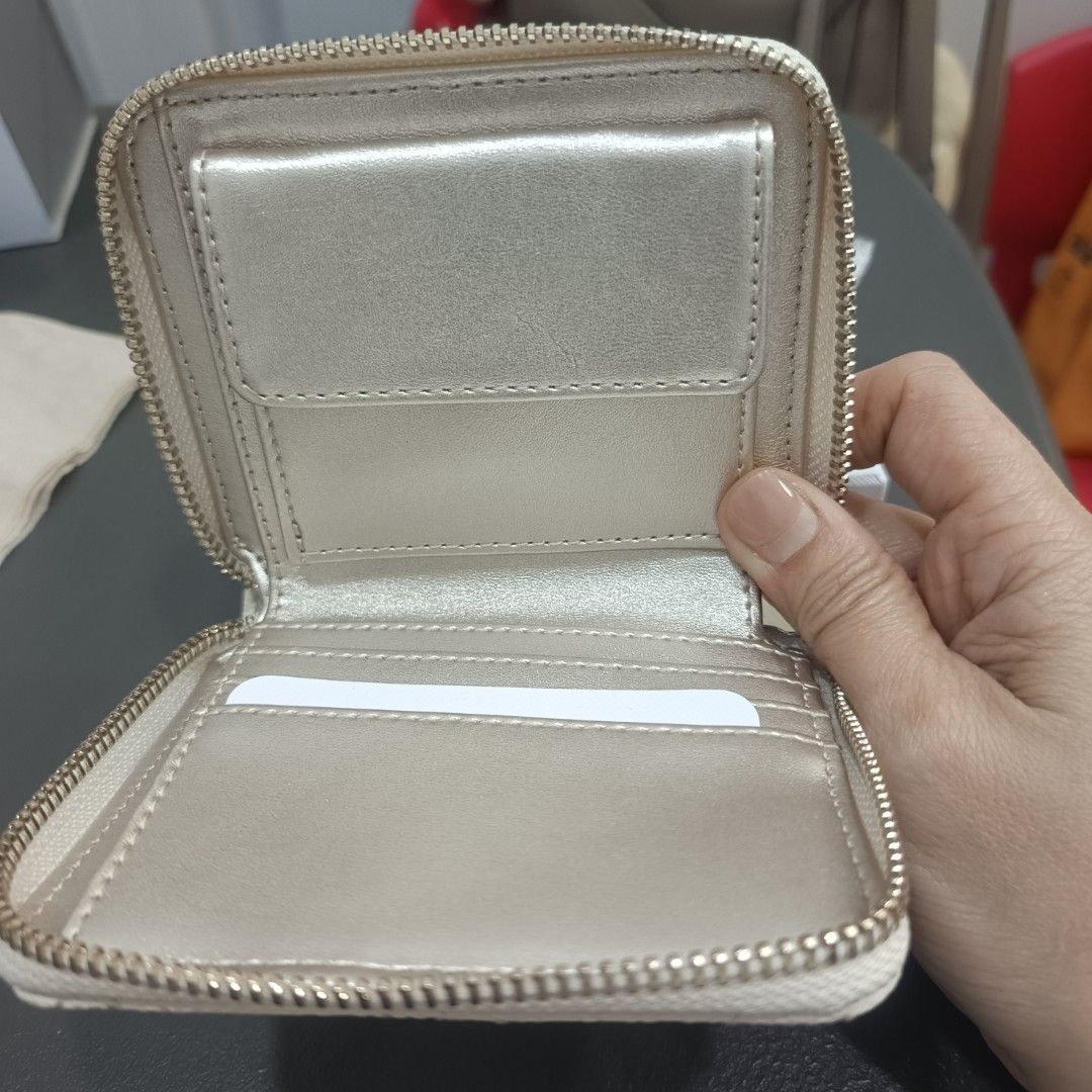 Guess zipply wallet (Category: Wallets & Card holders) located in Dagupan City. Submitted by nmcmp4 (Listing ID 1456476468, Image 2). Description: Authentic Guess brand new with tag zippy wallet Beige with card slots and coin purse 4.5 x 5 inches in size made in Vietnam FIXED PRICE @P3, 800.00.
