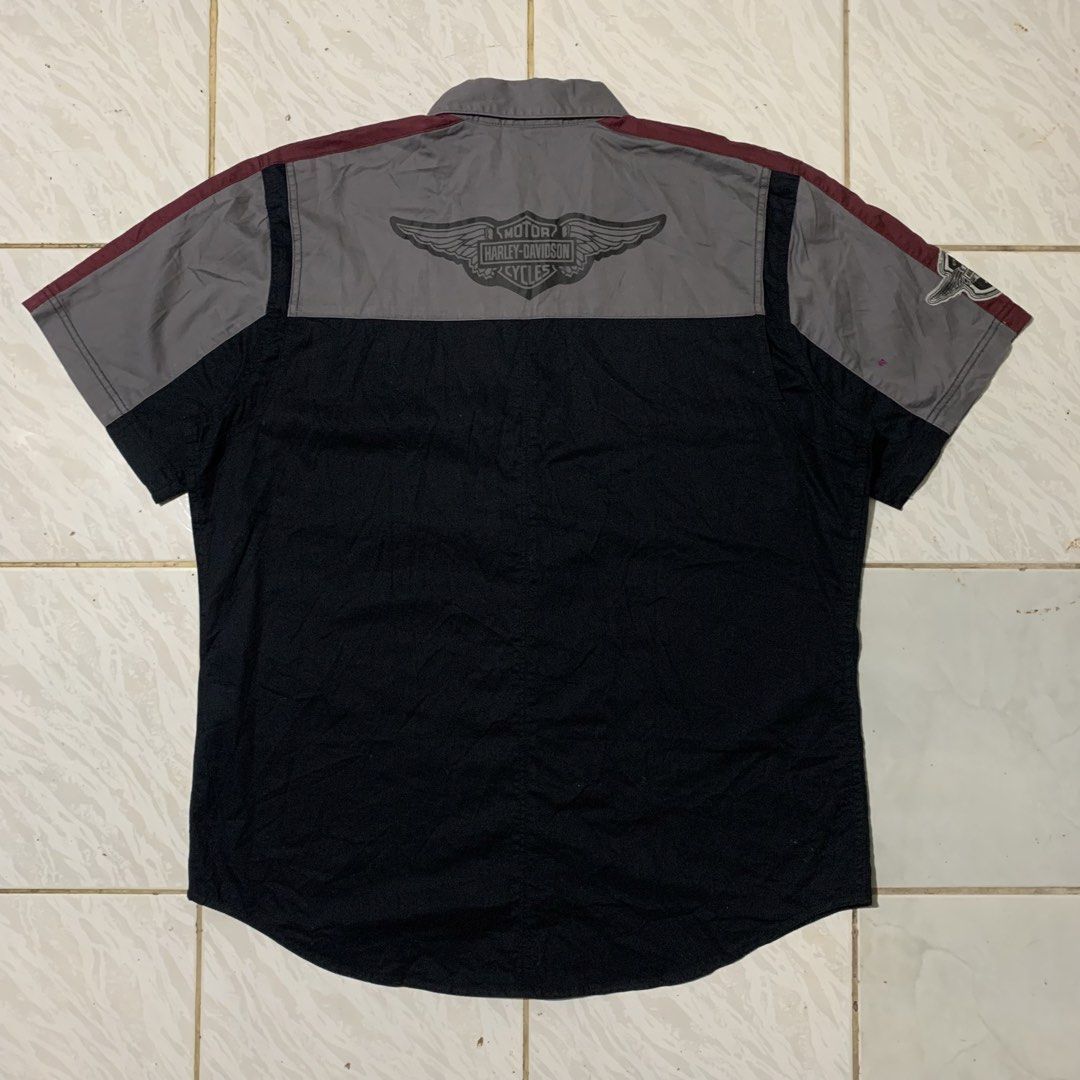 Harley-Davidson Short Sleeve Button Up Shirt Men's (Category: Tshirts & Polo Shirts ) located in Cebu City. Submitted by johnferrer96412 (Listing ID 1456497894, Image 2). Description: - Classic Harley-Davidson short sleeve shirt - Features iconic Harley-Davidson logo on front and back - Stylish color-blocked design: grey, maroon, and black panels - Button front closure - Two convenient chest pockets - Ideal for any Harley-Davidson enthusiast.