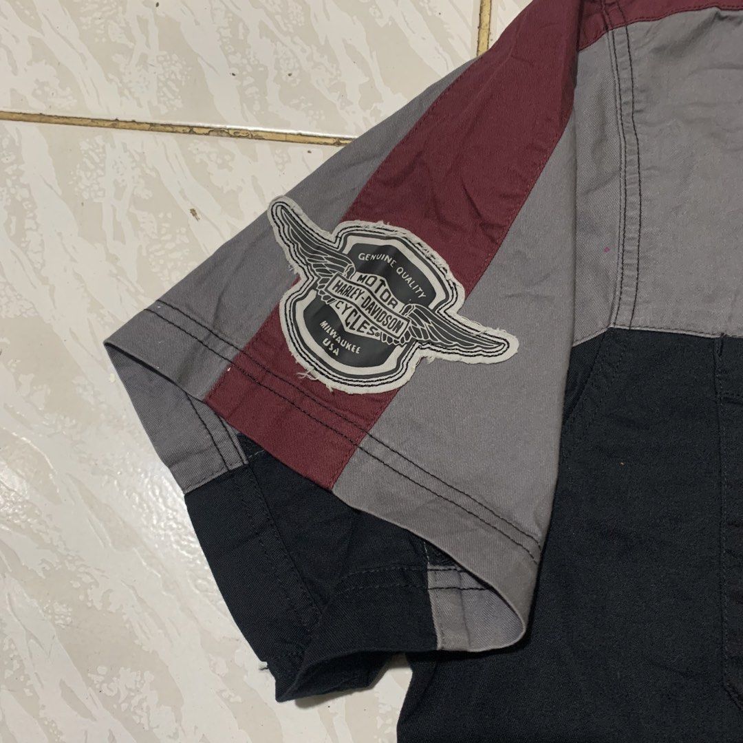 Harley-Davidson Short Sleeve Button Up Shirt Men's (Category: Tshirts & Polo Shirts ) located in Cebu City. Submitted by johnferrer96412 (Listing ID 1456497894, Image 3). Description: - Classic Harley-Davidson short sleeve shirt - Features iconic Harley-Davidson logo on front and back - Stylish color-blocked design: grey, maroon, and black panels - Button front closure - Two convenient chest pockets - Ideal for any Harley-Davidson enthusiast.