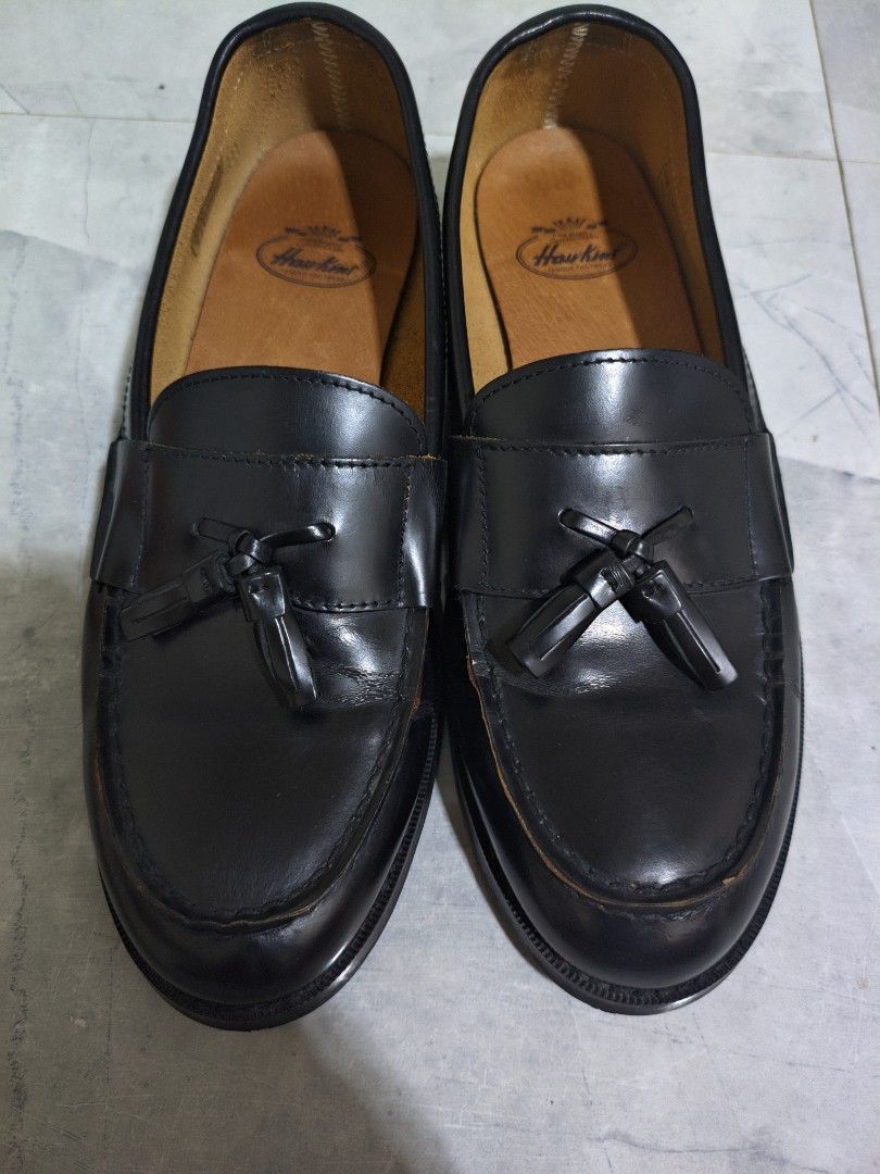 Hawkins Black Leather Tassel Loafers (Category: Dress Shoes) located in Villareal. Submitted by Whel08 (Listing ID 1456597194, Image 2). Description: - Classic black leather loafers from Hawkins - Features traditional tassel detail on the vamp - Comfortable leather lining and sole - Versatile for smart casual or formal wear - Timeless addition to any wardrobe.