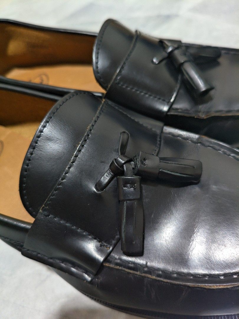 Hawkins Black Leather Tassel Loafers (Category: Dress Shoes) located in Villareal. Submitted by Whel08 (Listing ID 1456597194, Image 3). Description: - Classic black leather loafers from Hawkins - Features traditional tassel detail on the vamp - Comfortable leather lining and sole - Versatile for smart casual or formal wear - Timeless addition to any wardrobe.