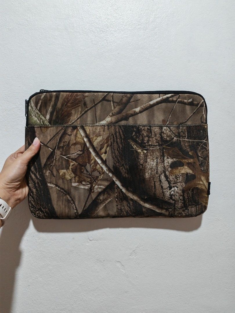 Herschel Macbook Pro 13" Sleeves (Category: Laptop Bags & Sleeves) located in Quezon City. Submitted by theclutteredapt. (Listing ID 1456476938, Image 2). Description: Original Herschel Laptop Sleeve - Used for Macbook Pro 13" - Issue with zipper.