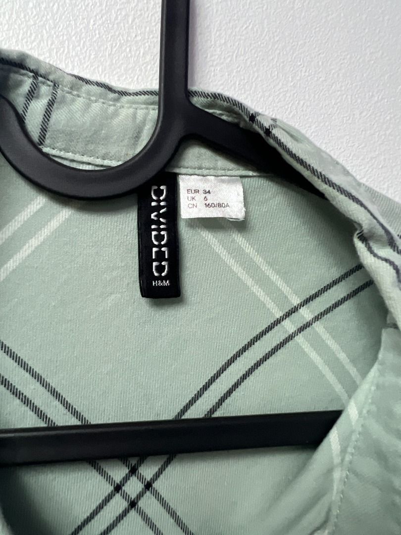 H&M Divided Plaid Long Sleeve Shirt (Category: Longsleeves) located in Pasig City. Submitted by sqfund (Listing ID 1456553779, Image 2). Description: ✨Good condition✨ - H&M Divided green plaid long sleeve shirt - Button-up front - Two chest pockets - Classic collared style ____________________________________________________________________ MOP: GCash / BDO Open to reasonable offers for bundled purchases! Feel free to send me a message :>> Items 