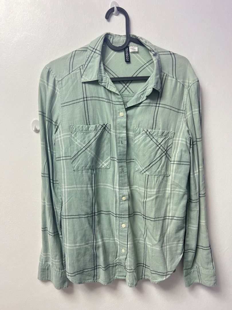 H&M Divided Plaid Long Sleeve Shirt (Category: Longsleeves) located in Pasig City. Submitted by sqfund (Listing ID 1456553779, Image 1). Description: ✨Good condition✨ - H&M Divided green plaid long sleeve shirt - Button-up front - Two chest pockets - Classic collared style ____________________________________________________________________ MOP: GCash / BDO Open to reasonable offers for bundled purchases! Feel free to send me a message :>> Items 