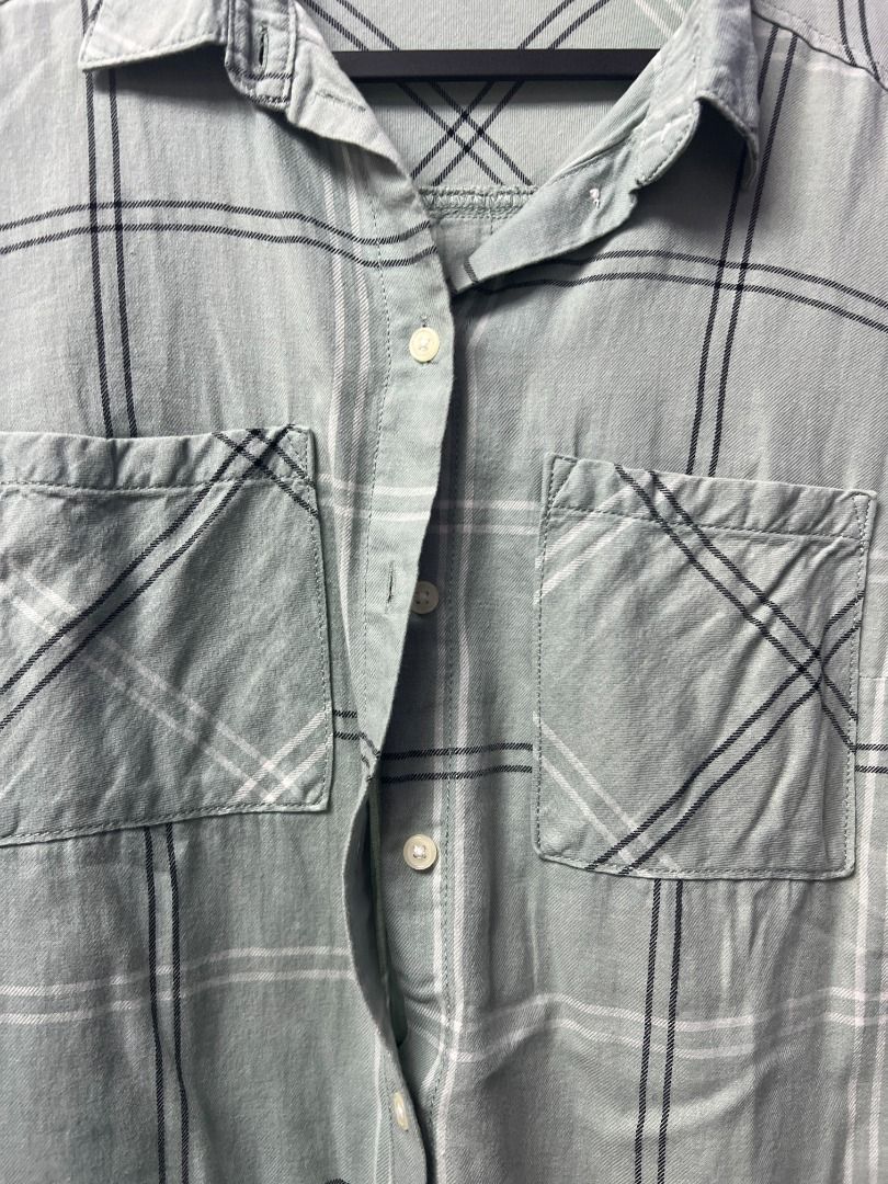 H&M Divided Plaid Long Sleeve Shirt (Category: Longsleeves) located in Pasig City. Submitted by sqfund (Listing ID 1456553779, Image 3). Description: ✨Good condition✨ - H&M Divided green plaid long sleeve shirt - Button-up front - Two chest pockets - Classic collared style ____________________________________________________________________ MOP: GCash / BDO Open to reasonable offers for bundled purchases! Feel free to send me a message :>> Items 